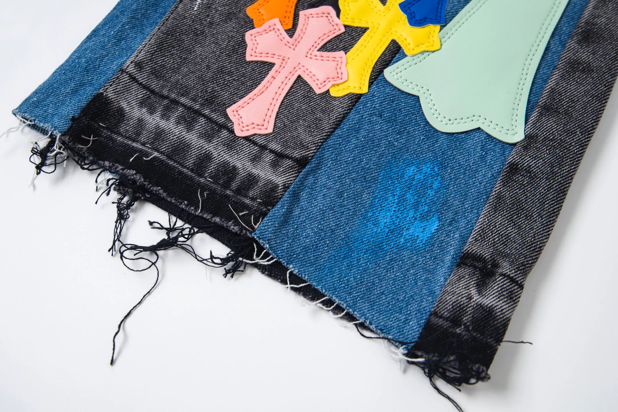 💰290 GALLERY DEPT & Chrome hearts Washed jeans with large logo and devil multi-label cross, truly restore the ultimate vintage texture, three-dimensional version, loose and comfortable, not picky about the figure, taller and slimmer, factory-made, original quality control, same style for men and women, can be matched with couples, versatile recommendation, must-have jeans for all seasons, fashionable people have been disappointed. From the quality selection of fabrics, the tailoring of details, and the matching of patterns, they are all impeccable! The upper body is so handsome when worn...it can be easily worn by men, women and children! The craftsmanship is made of heavy-duty washed pure cotton denim fabric. After washing, it is soft and thick. It is very stylish when worn on the body. Style number: 1756 Color: blue Size: 28 30 32 34 36